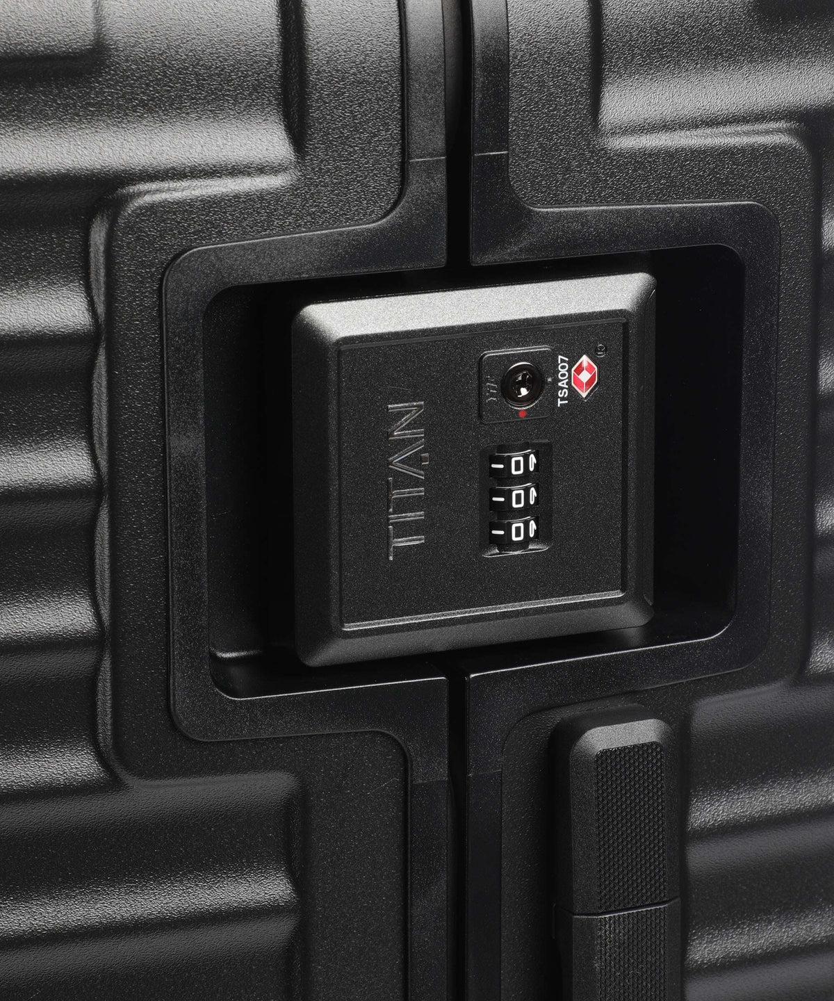 Titan Overseas Spinner (4 wheels) nightshade black