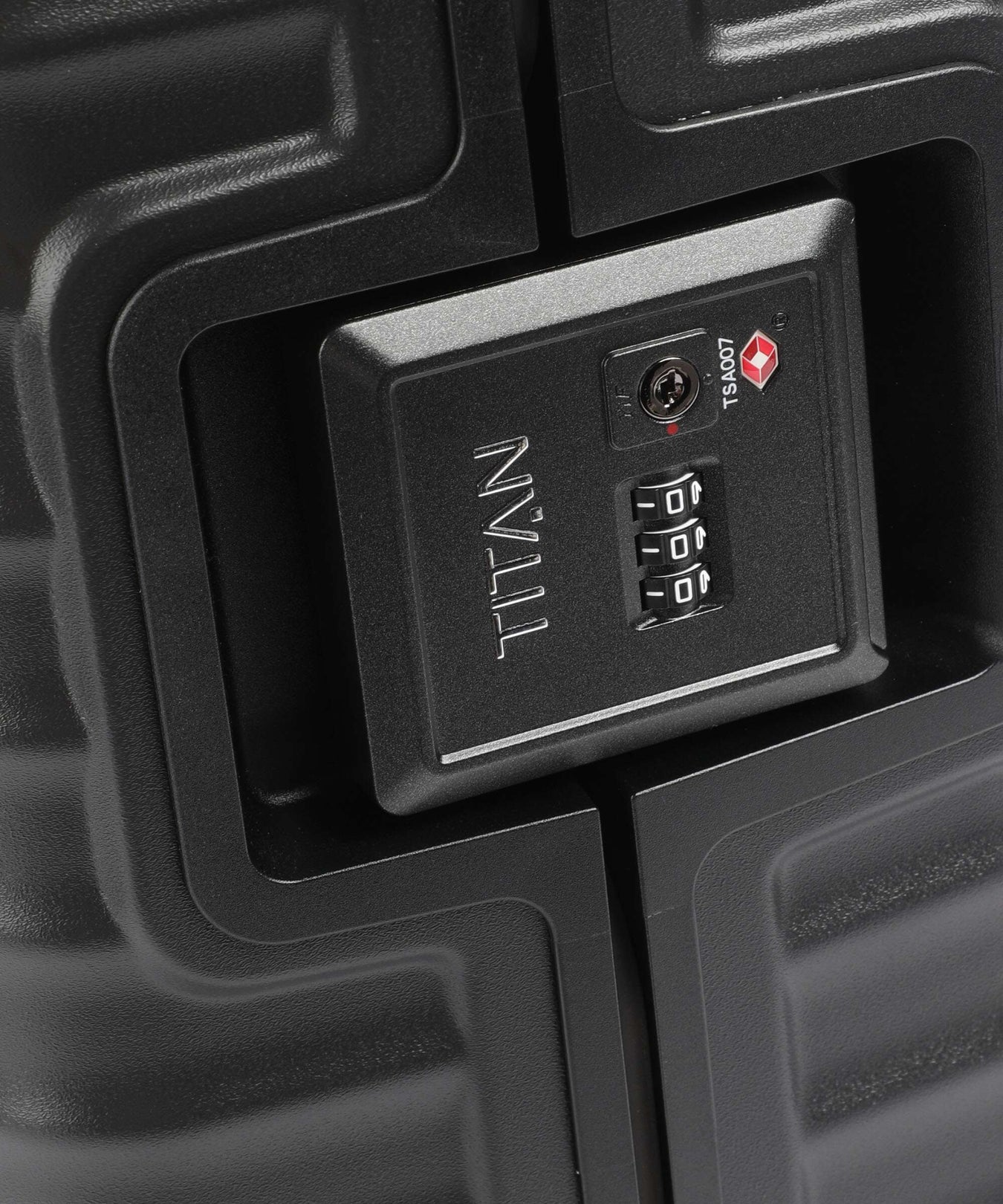 Titan Overseas Spinner (4 wheels) nightshade black