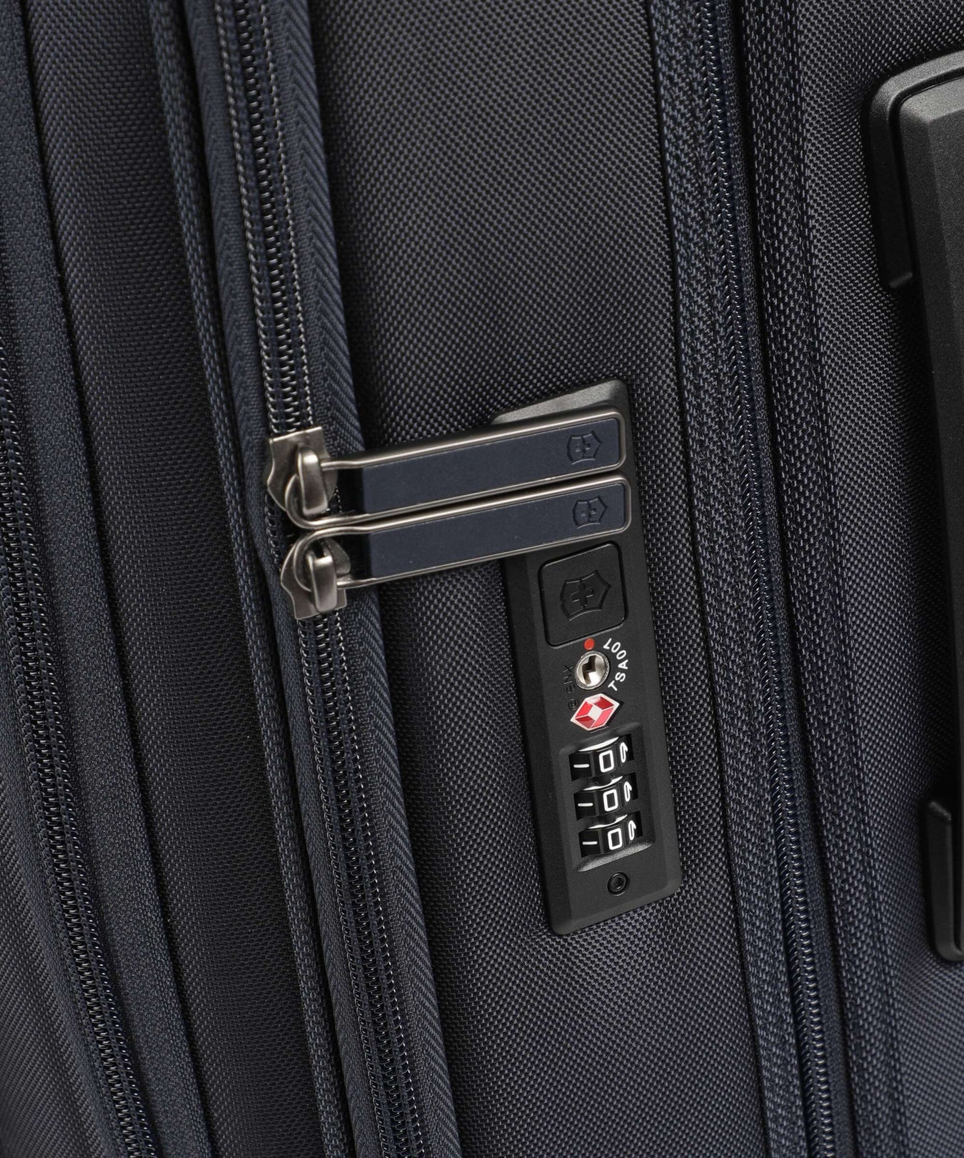 Victorinox Werks Traveler 7.0 FFQ Spinner (4 wheels) navy blue