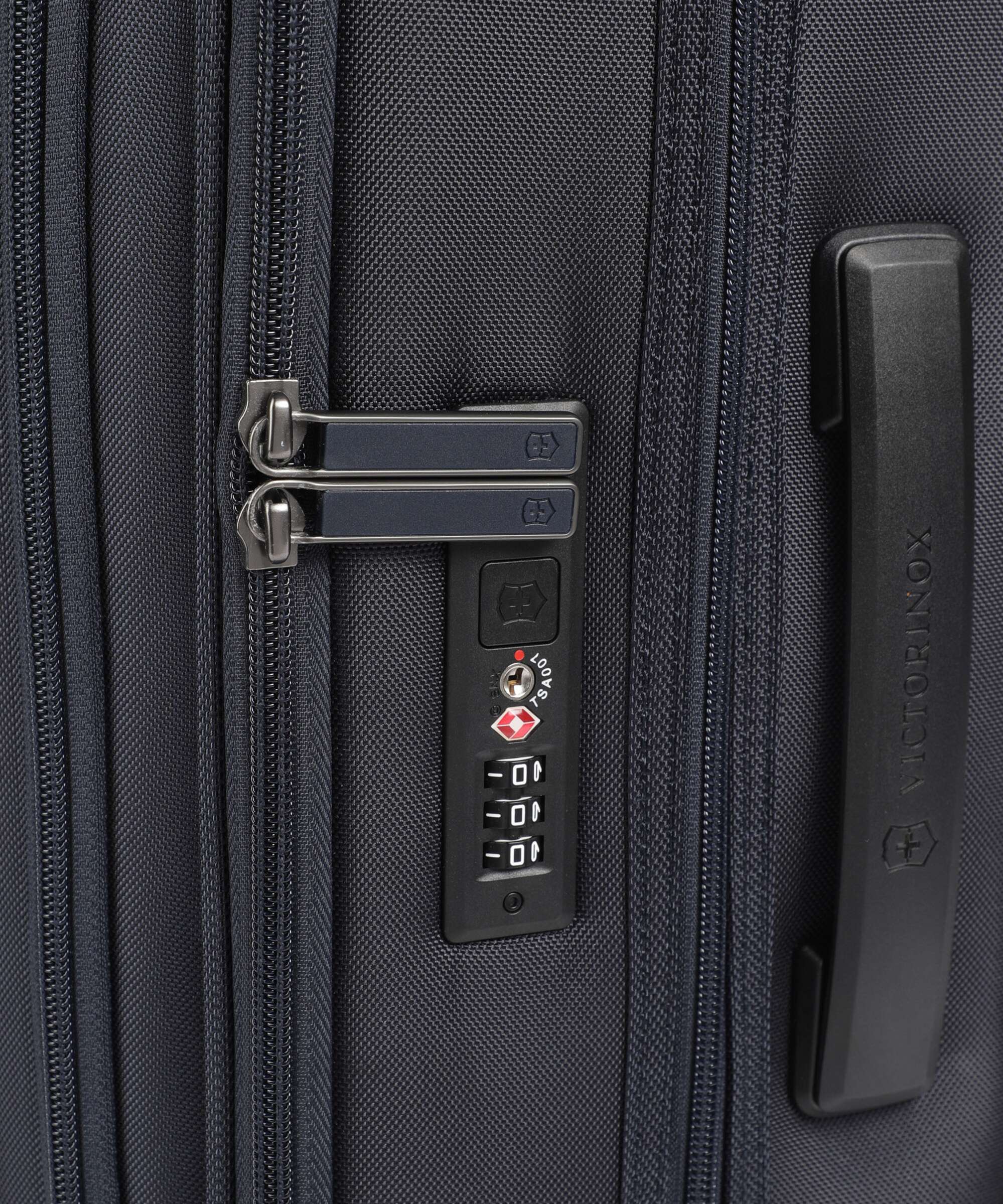 Victorinox Werks Traveler 7.0 GCO Spinner (4 wheels) navy blue